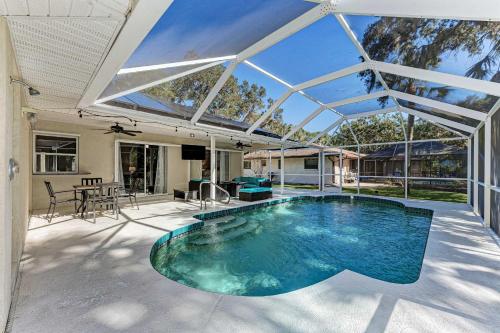 Modern Home with Screened-In Pool 4 Mi to the Beach in Venice, Vereinigte Staaten von Amerika