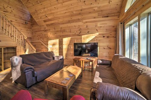 Cabin with Mtn View, 4 Mi to Massanutten Resort in Massanutten, USA