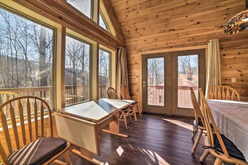 Cabin with Mtn View, 4 Mi to Massanutten Resort in Massanutten, USA