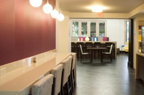 餐飲選擇, 智選假日酒店-希科里馬特-由洲際酒店集團管理 (Holiday Inn Express Hickory-Hickory Mart By IHG) in 希科里