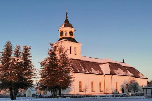 Цікаві місця поруч, Idyllisk nybyggd stuga på Sollerön. (Idyllisk nybyggd stuga pa Solleron.) in Falun City Center