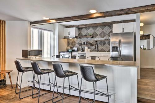 Cozy Chic Retreat in Fantastic Location - image 3