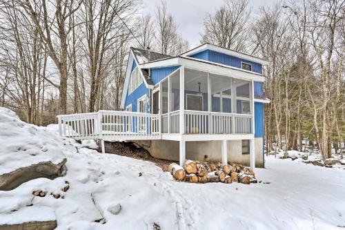 Charming Lake Ariel Cabin with Resort Amenities!
