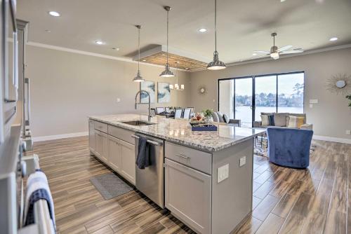 Elegant Lake Conroe Townhome w/ Boat Slip! in Montgomery (TX)