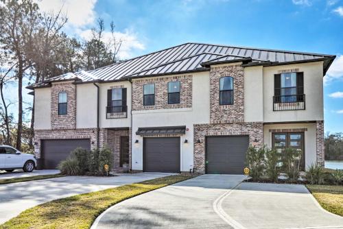 Elegant Lake Conroe Townhome w/ Boat Slip! in Montgomery (TX)