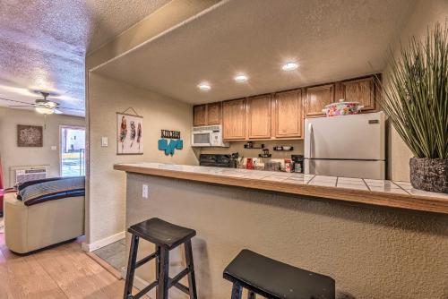 Cozy Condo with Grill - 2 Mi to Ruidoso Downs! - image 2