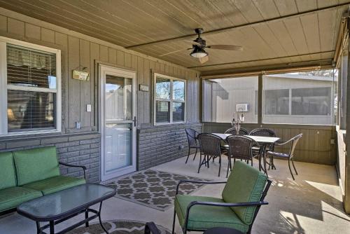 Charming Cabin with Patio - Walk to Table Rock!