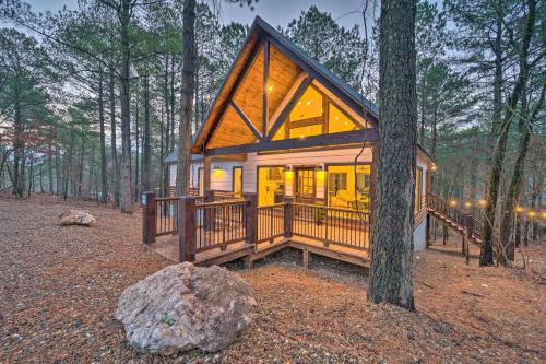 Modern Cabin with Hot Tub 1 Mi from Hochatown! in Broken Bow, USA