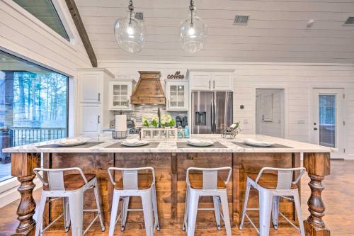Modern Cabin with Hot Tub 1 Mi from Hochatown! - image 5