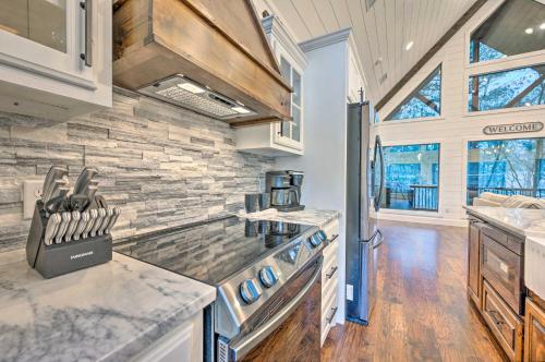 Modern Cabin with Hot Tub 1 Mi from Hochatown! - image 7
