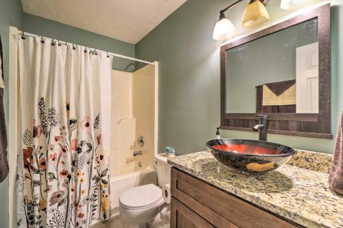Suburban Getaway with Yard, 19 Mi to Nashville!