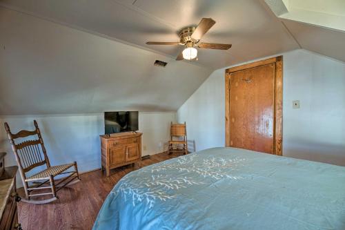 Charming Retreat with Water View, Walk to Downtown