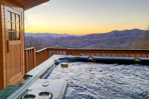 Smoky Mountain Cabin with Hot Tub and Views! in Bryson City, USA