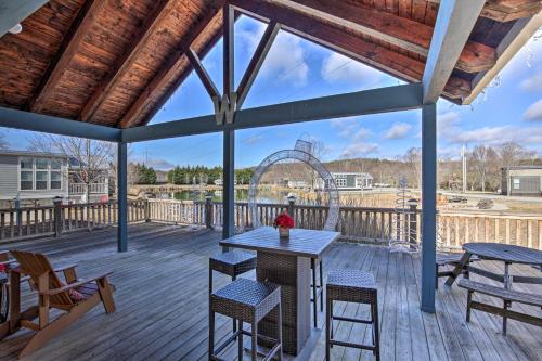 Blue Ridge Mountain Escape Waterfront Tiny House!