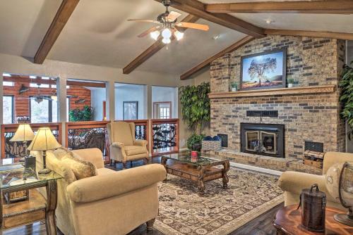 Waterfront Hollister Retreat with Dock and Game Room! in Hollister, Vereinigte Staaten von Amerika