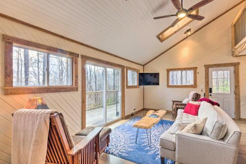Hendersonville Cabin with Hot Tub, Views and Fire Pit! in Hendersonville, USA