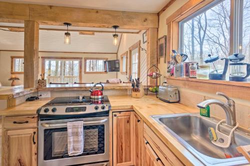 Hendersonville Cabin with Hot Tub, Views and Fire Pit! in Hendersonville, USA