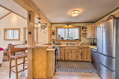 Hendersonville Cabin with Hot Tub, Views and Fire Pit! in Hendersonville, USA