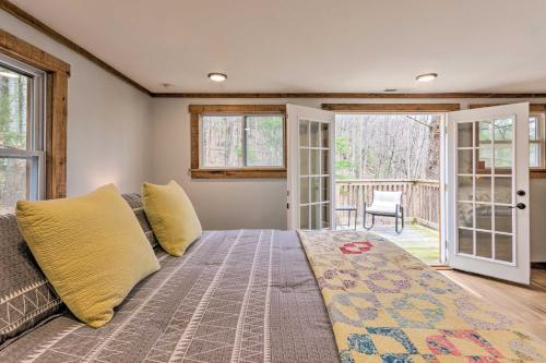 Hendersonville Cabin with Hot Tub, Views and Fire Pit! in Hendersonville, USA
