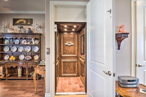 Pet-Friendly Townhome about 2 Mi to Town Square! - image 7