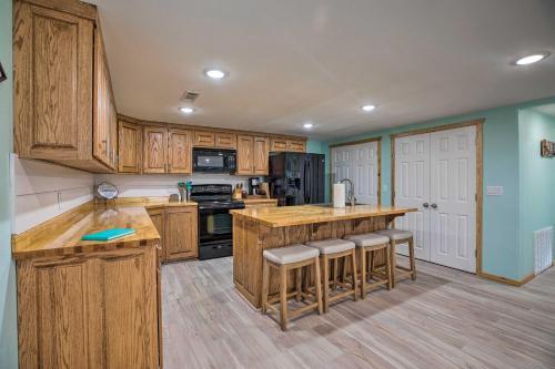 Outdoor Family Fun Large Home by Beaver Lake! in Branson City Center