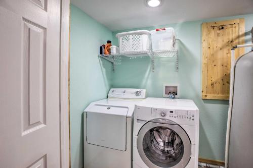 Outdoor Family Fun Large Home by Beaver Lake! in Branson City Center