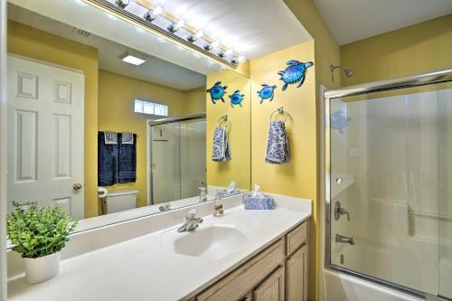 Coastal Condo with Pool in South Padre Island! - image 7