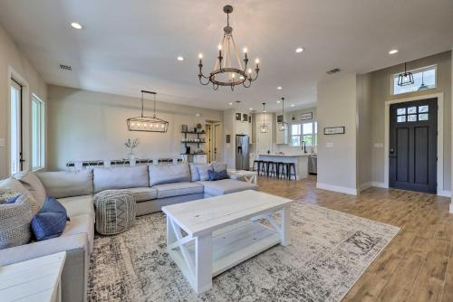 Brand New Modern Canyon Lake Escape with Fire Pit! in Canyon Lake, USA