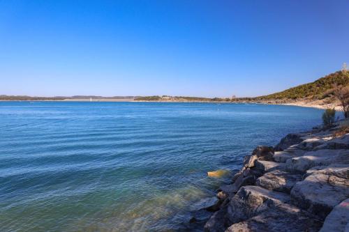 Brand New Modern Canyon Lake Home with Fire Pit - image 3