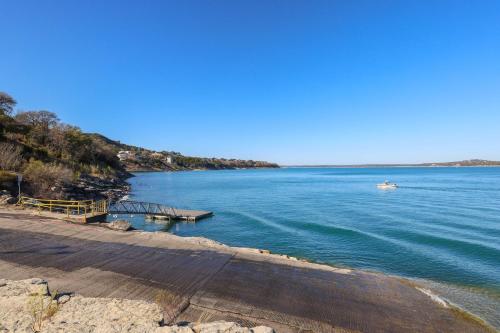 Brand New Modern Canyon Lake Home with Fire Pit - image 7