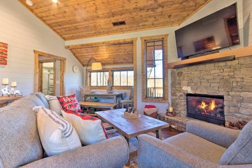 Modern Cabin with Deck, Grill and Chinquapin Amenities in Glenville, USA