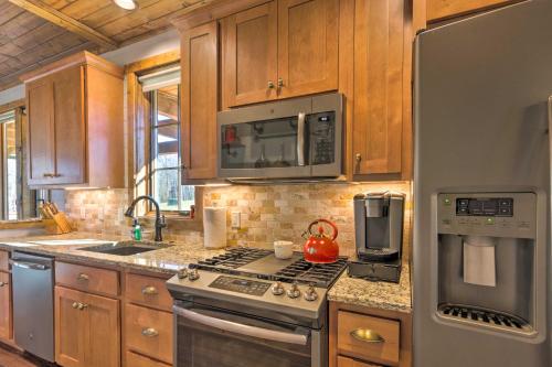 Modern Cabin with Deck, Grill and Chinquapin Amenities