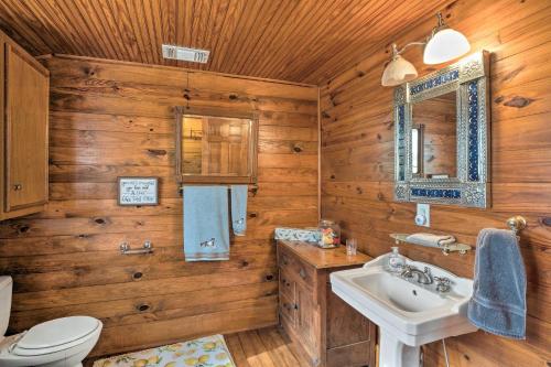 Charming Rustic Guest Home on 100-Acre Ranch - image 8