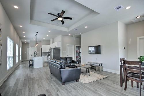 Sleek Houston Home 3 Mi to Downtown Attractions!