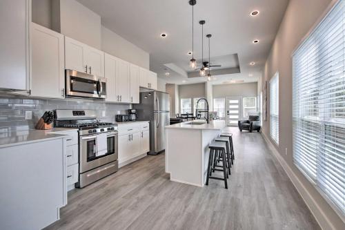 Sleek Home with Smart TV 3 Miles to Downtown - image 12