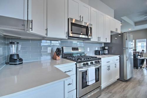 Sleek Home with Smart TV 3 Miles to Downtown - image 13