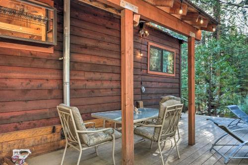 Cabin with Fire Pit Minutes to Vineyards and Hiking!