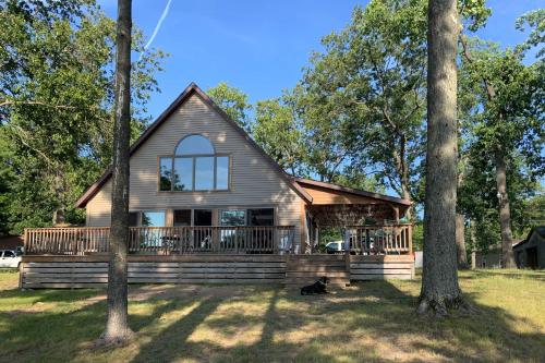 Peaceful Long Lake Cottage with Deck, Dock and Kayaks! in Branch Township, USA