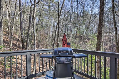 Cozy and Quiet Studio with Porch, Near Scenic Railway!