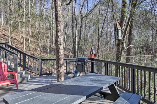 Cozy and Quiet Studio with Porch, Near Scenic Railway!