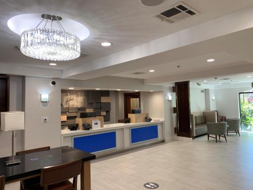 홀리데이 인 익스프레스 & 스위트 우드랜드 힐스 바이 IHG - 로비