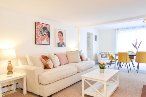 438 Centrally Located 10-Min Walk to the Beach Deck Area with Furniture Central AC Dog Friendly - image 3