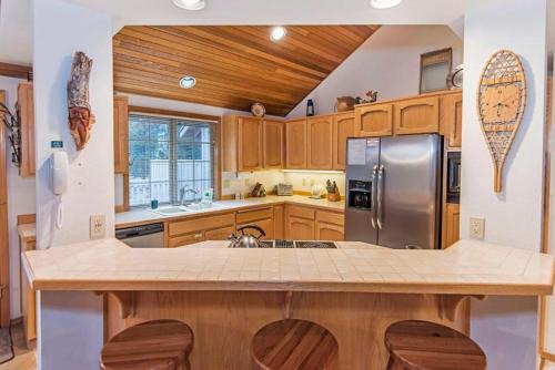 Snowshoe Inn - image 2