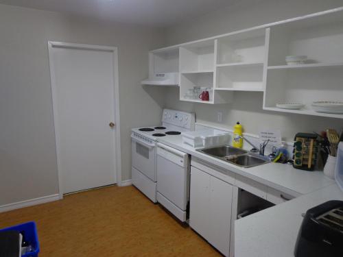 ห้องครัว, North Coast Trail Backpackers Ltd in พอร์ตฮาร์ดี (BC)