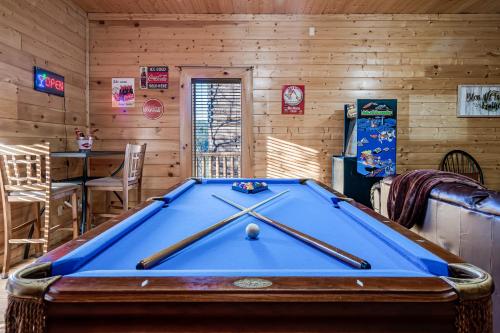 Holiday Special, Mnt View, Indoor Pool, Hot Tub, Game Rm, Mins to PF in Sevierville, USA