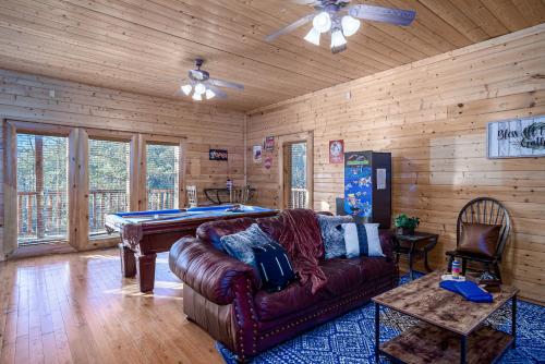 Bear Vista Retreat w HotTub Pool View