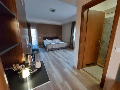 2 twin beds, 1 sofa bed