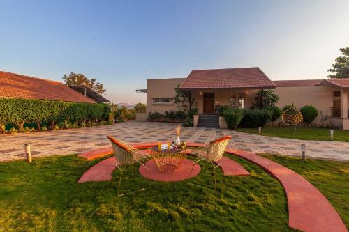 Luna Villa by StayVista - Lakeside charm with Terrace, Lush lawn & Modern decor Nashik