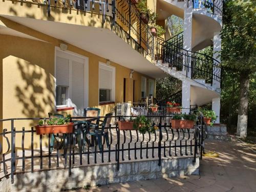 2 bedrooms, 3 beds