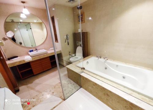 ห้องน้ำ, Ambrosia Sarovar Portico Haridwar in หริดวาร์